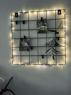 Tavle i sort metal – ink lyskæde og klemmer