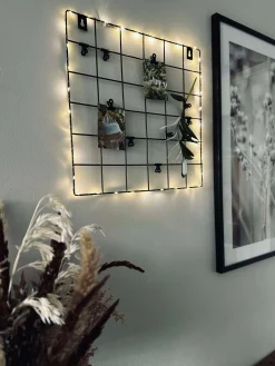 Tavle i sort metal – ink lyskæde og klemmer