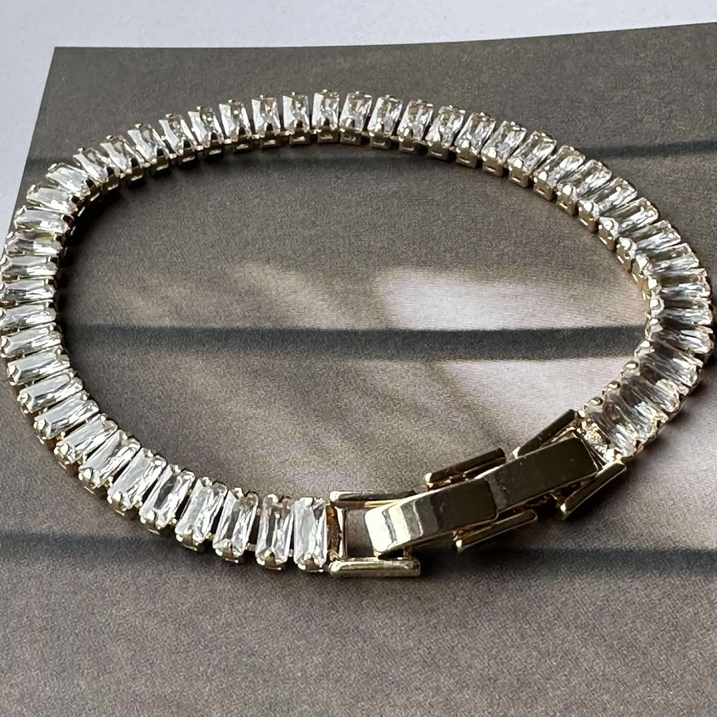 Tennisarmbånd Thelma med zirkoner - guldbelagt