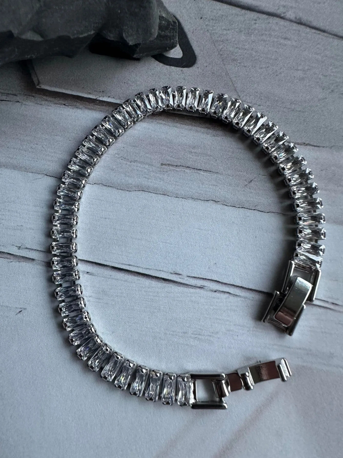Tennisarmbånd Thelma med zirkoner - rhodium belagt