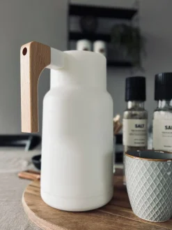 Termokande - Hvid med træhåndtag
