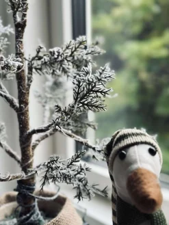 Træ med kogler og lyskæde