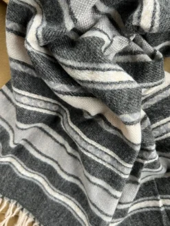 Tørklæde Sasha - Black Strib