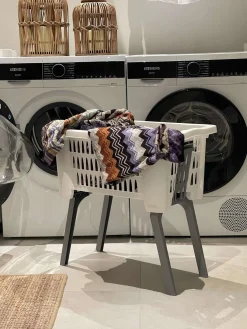 Vasketøjskurv med foldbar ben