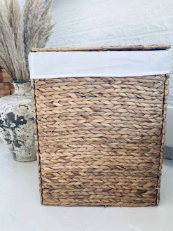 Vasketøjskurv med låg og inderpose