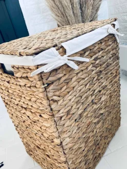 Vasketøjskurv med låg og inderpose