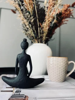 YOGA - Small black Lady