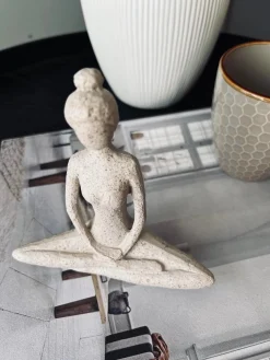 YOGA - Small white Lady